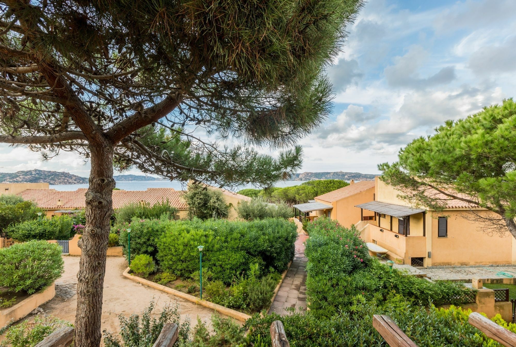 Baia Del Faro Aparthotel Palau Bagian luar foto